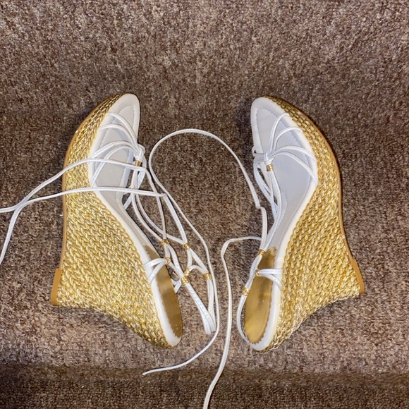 🤍💛🤍NWT Nine West White Leather & Gold Wedge Sandals - Picture 9 of 13